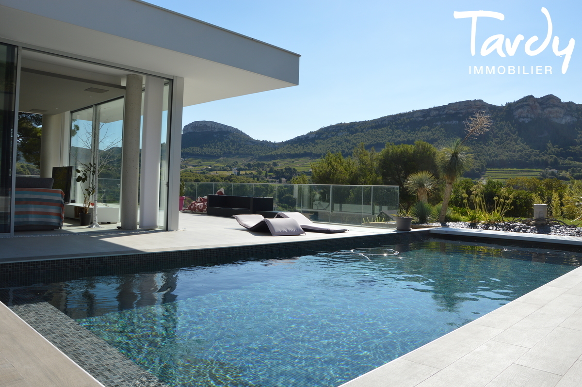 Contemporaine vues vignes et collines - 13260 Cassis  - Cassis - PATTE BLANCHE COLLECTION DE BIENS cachs et projets immobilier - TARDY IMMOBILIER SECRETS