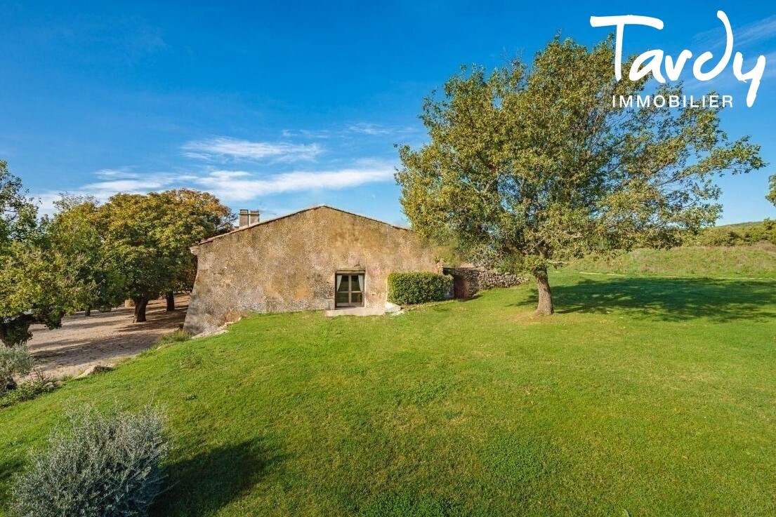 Proche Sainte Victoire domaine de caractre 220 hectares - Proximit AIX EN PCE - Aix-en-Provence