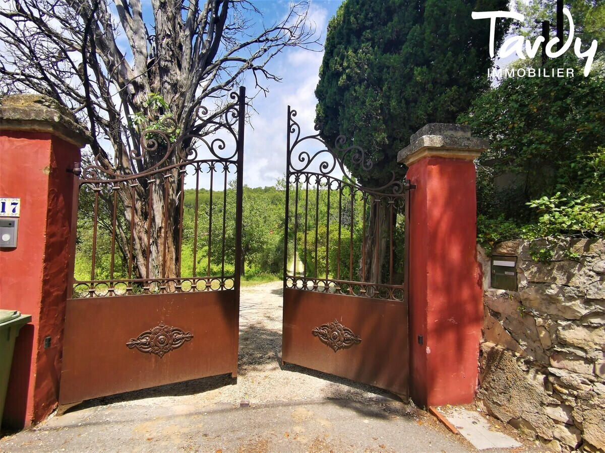 Proprit familiale de caractre dans les vignes et au calme - 13260 CASSIS - Cassis