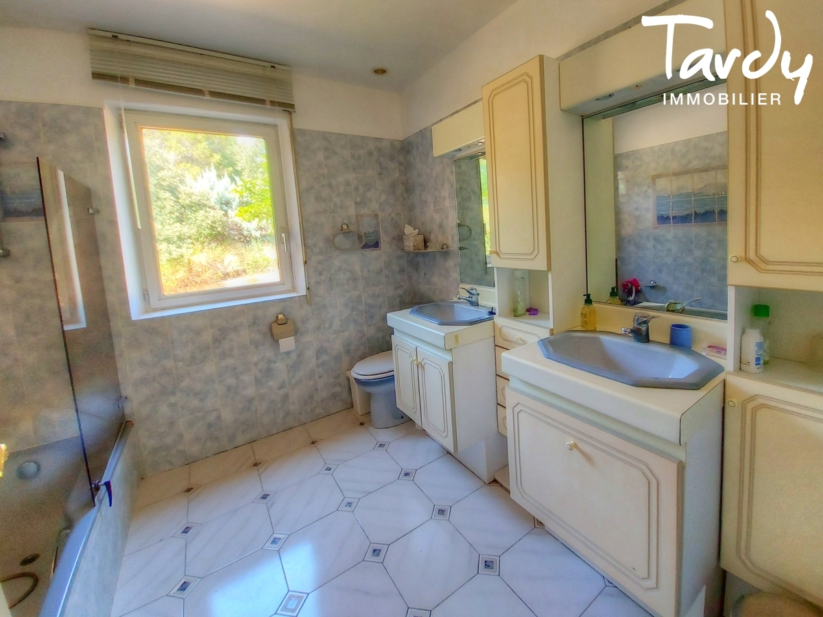 Villa de plain-pied proche des commodits - 84160 LOURMARIN - Lourmarin