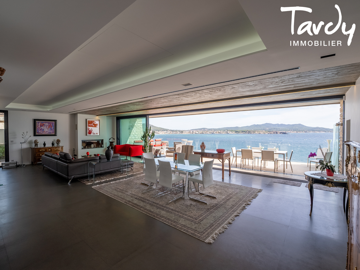 Pieds dans l'eau d'architecte, port  pieds - 83110 SANARY-SUR-MER - Sanary-sur-Mer