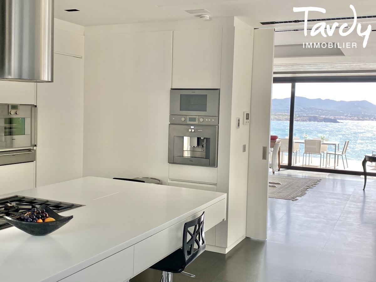 Pieds dans l'eau d'architecte, port  pieds - 83110 SANARY-SUR-MER - Sanary-sur-Mer