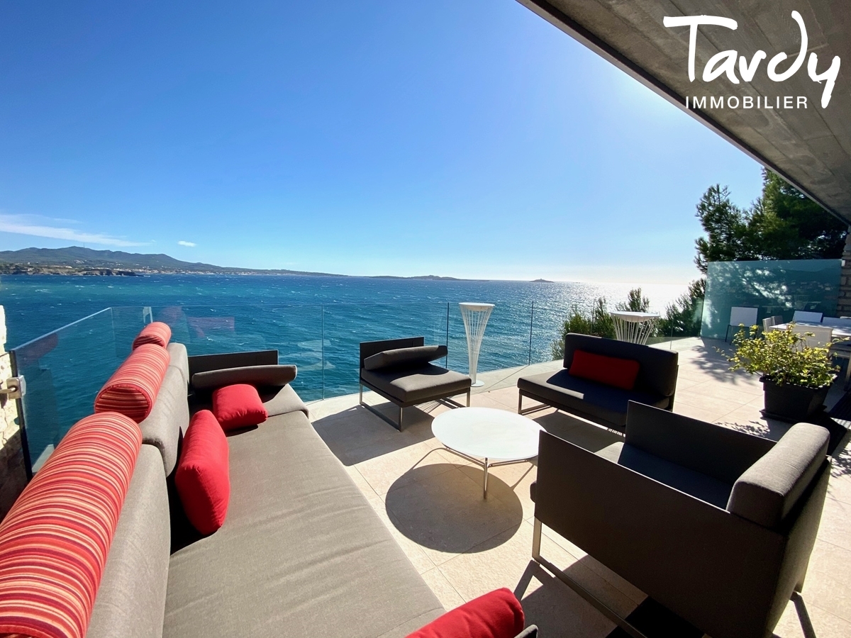 Pieds dans l'eau d'architecte, port  pieds - 83110 SANARY-SUR-MER - Sanary-sur-Mer