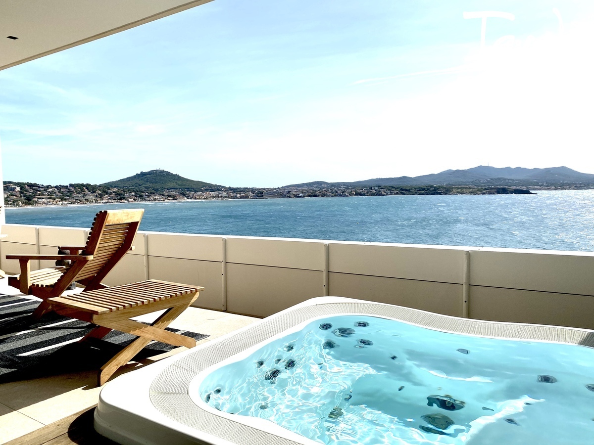 Pieds dans l'eau d'architecte, port  pieds - 83110 SANARY-SUR-MER - Sanary-sur-Mer