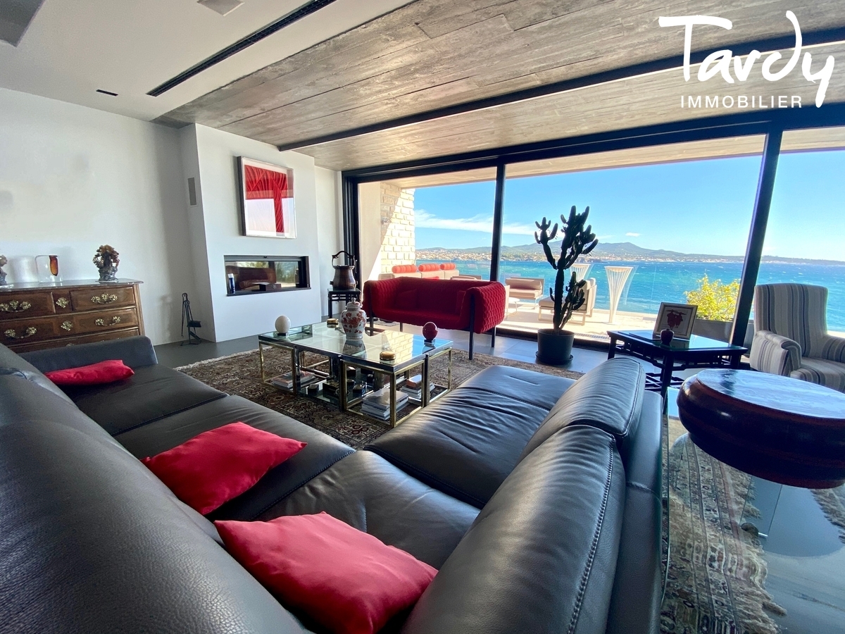 Pieds dans l'eau d'architecte, port  pieds - 83110 SANARY-SUR-MER - Sanary-sur-Mer