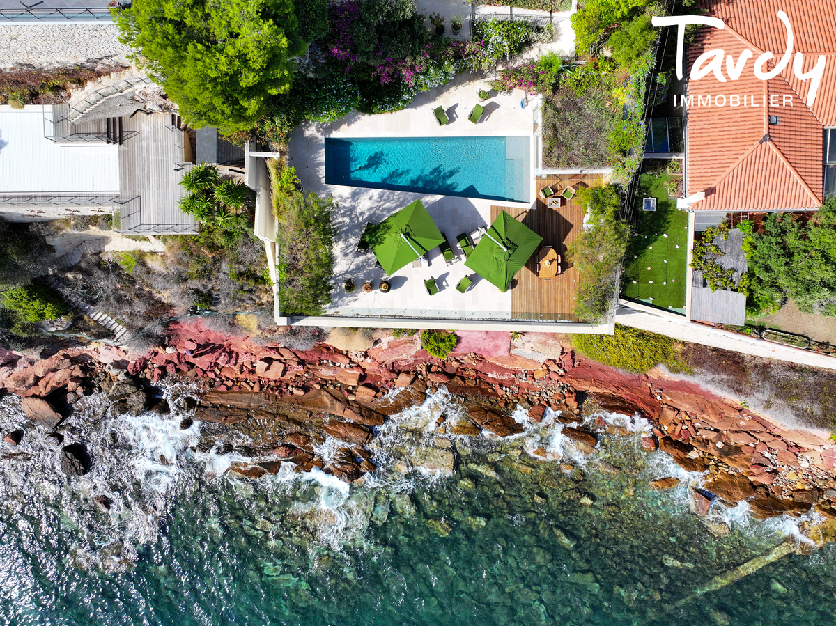 Pieds dans l'eau d'architecte, port  pieds - 83110 SANARY-SUR-MER - Sanary-sur-Mer