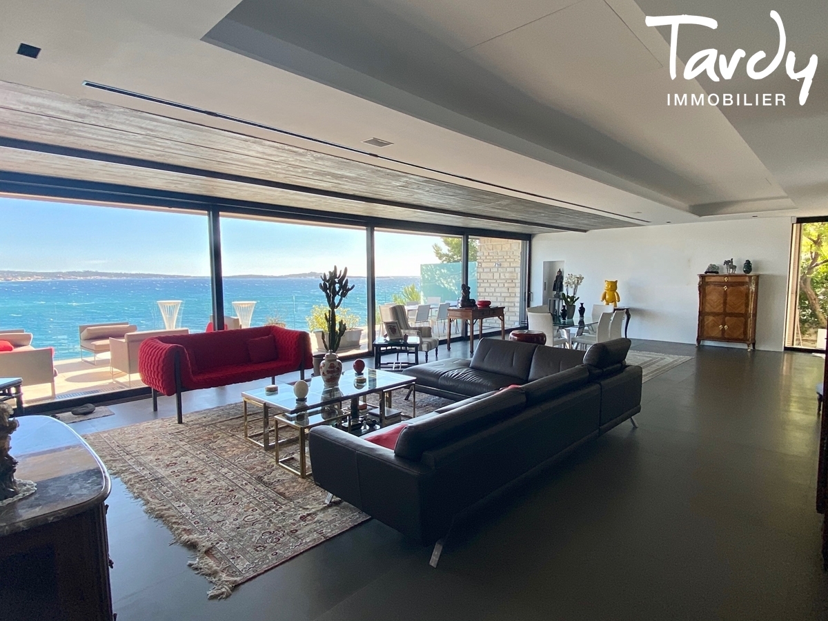 Pieds dans l'eau d'architecte, port  pieds - 83110 SANARY-SUR-MER - Sanary-sur-Mer