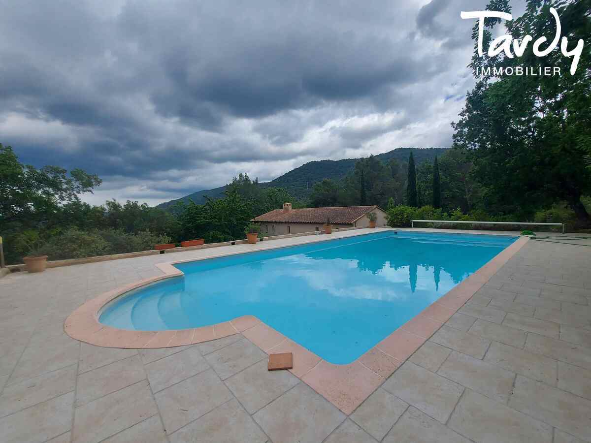 Villa de caractre - 30 minutes de Bandol - 83 SIGNES - Aix-en-Provence