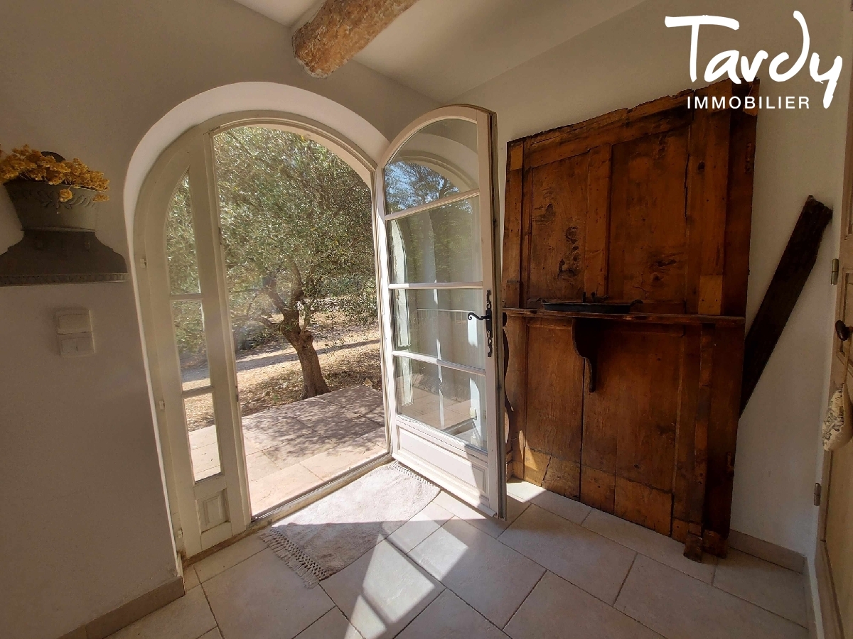 Villa de caractre - 30 minutes de Bandol - 83 SIGNES - Aix-en-Provence