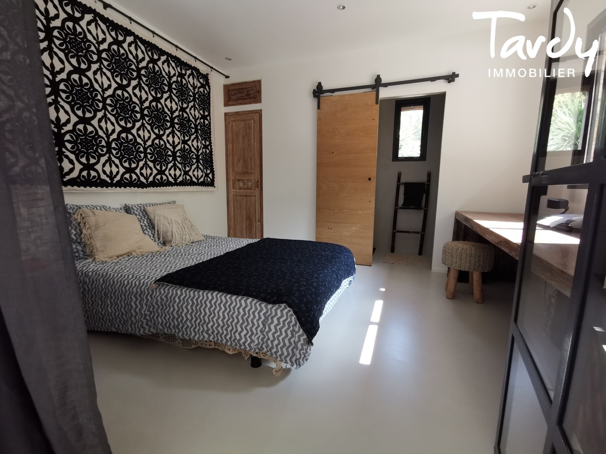 Contemporaine vue dgage proche port - 13600 CASSIS - Cassis