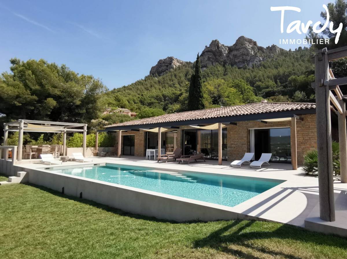 Contemporaine vue dgage proche port - 13600 CASSIS - Cassis