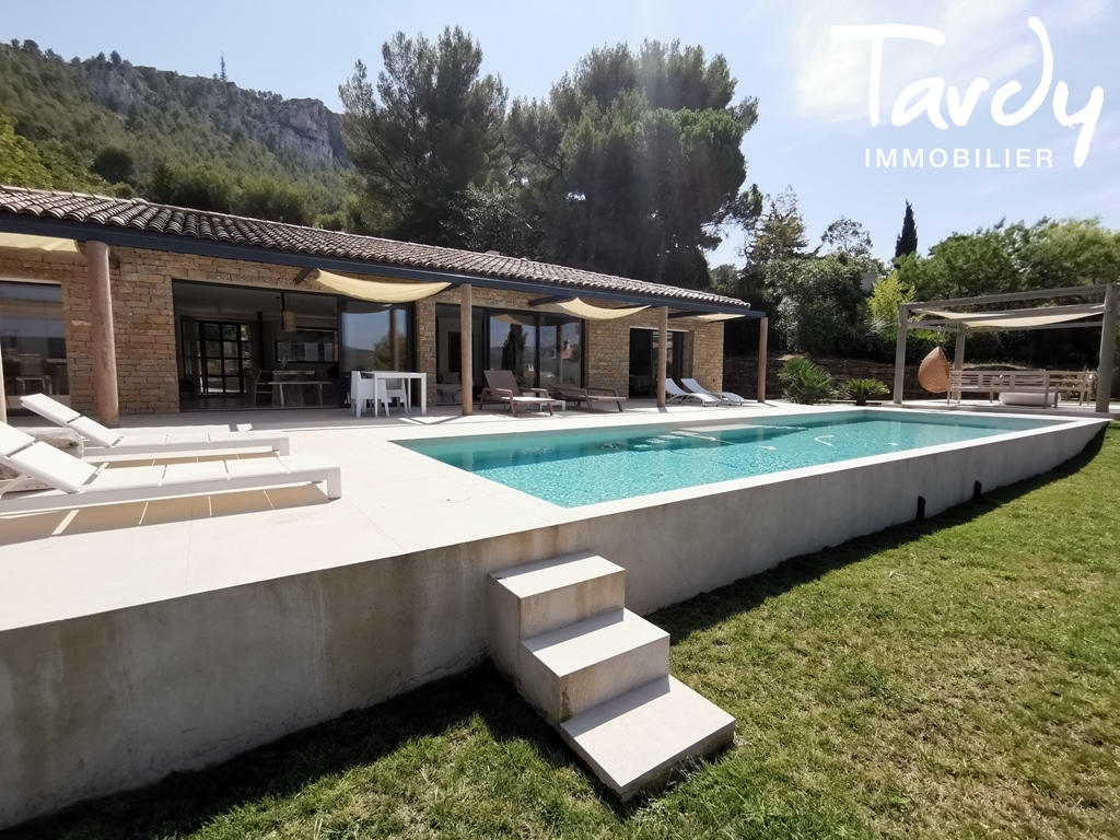 Contemporaine vue dgage proche port - 13600 CASSIS - Cassis