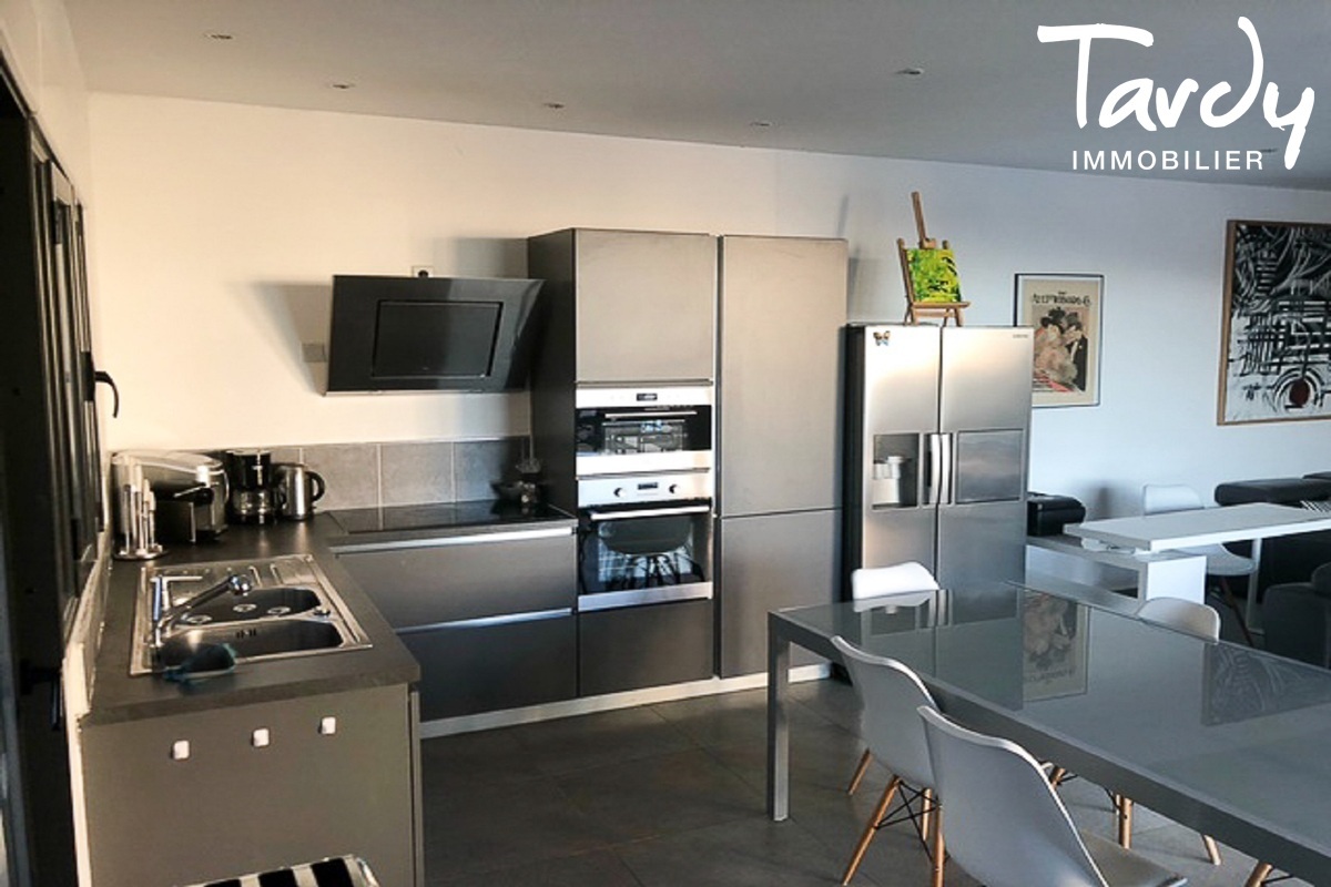 Villa contemporaine avec vue mer - 83 150 BANDOL  - Bandol - Cuisine et son patio attenant