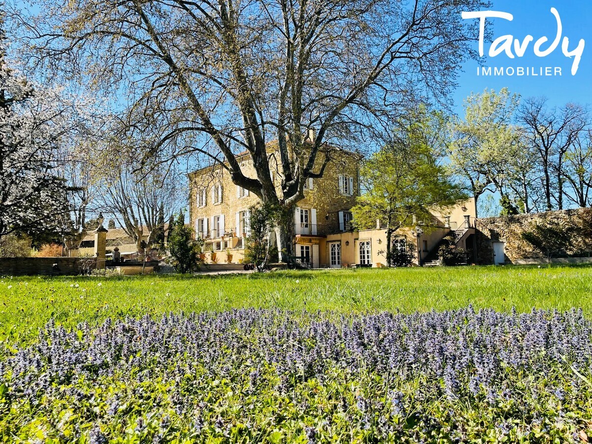 Proprit d'exception sur 14 ha - 84000 AVIGNON  - Avignon - Grande maison proche Lubron