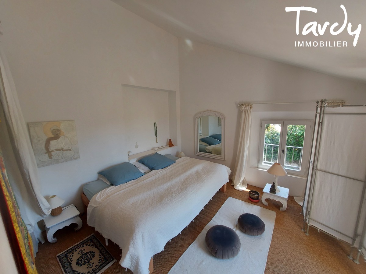 Bastide contemporaine - village  pied - 84160 LOURMARIN - Lourmarin
