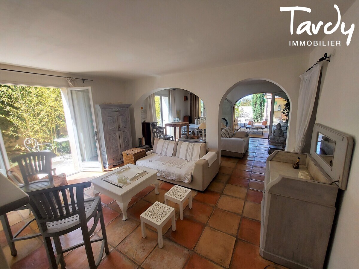 Bastide contemporaine - village  pied - 84160 LOURMARIN - Lourmarin