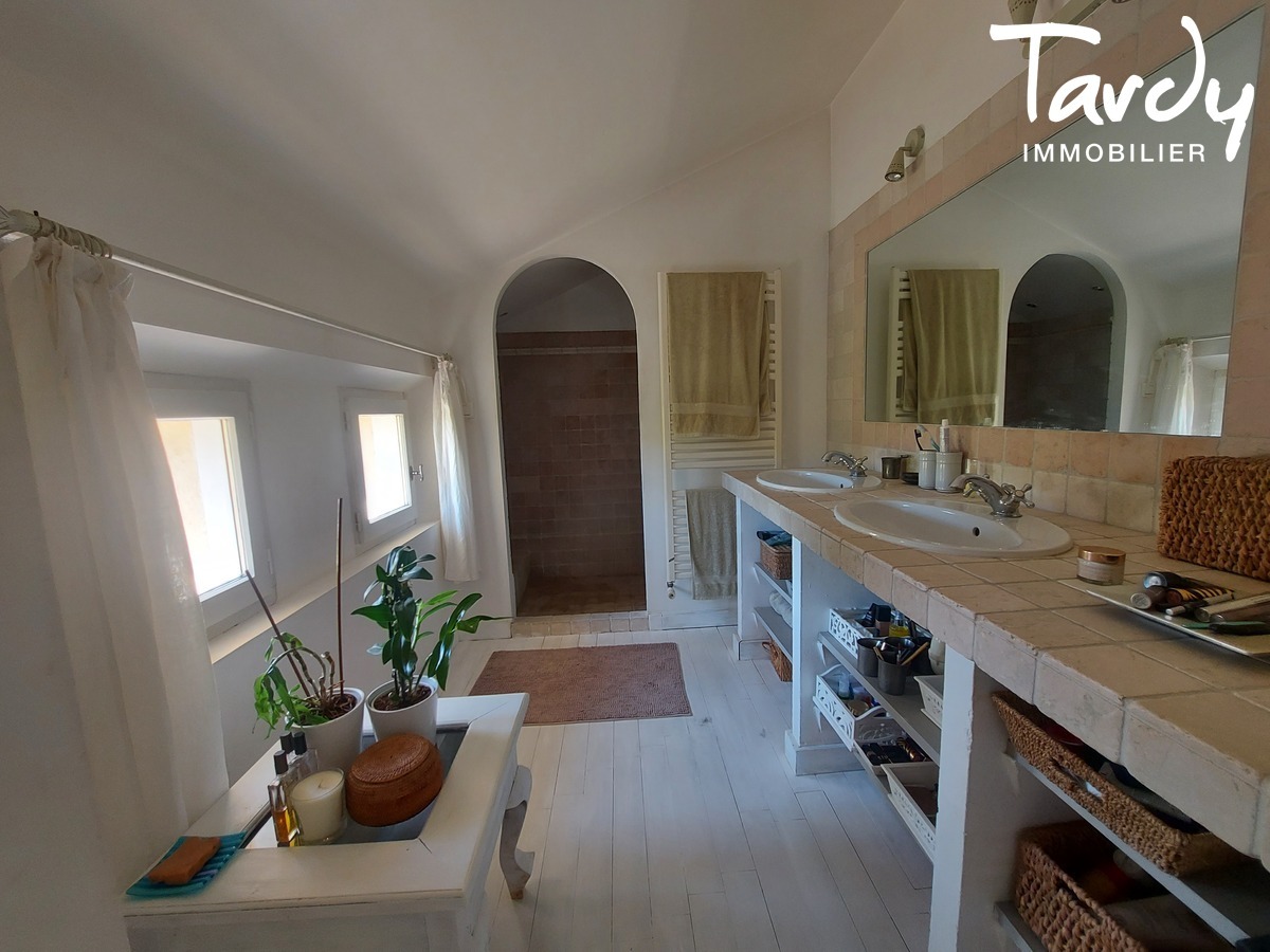 Bastide contemporaine - village  pied - 84160 LOURMARIN - Lourmarin