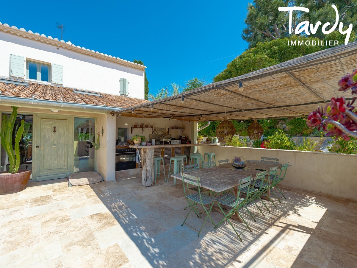 Bastide au charme intemporel - 83140 SIX-FOURS-LES-PLAGES  - Six-Fours-les-Plages - Entre principale accole  une cuisine d't ombrage