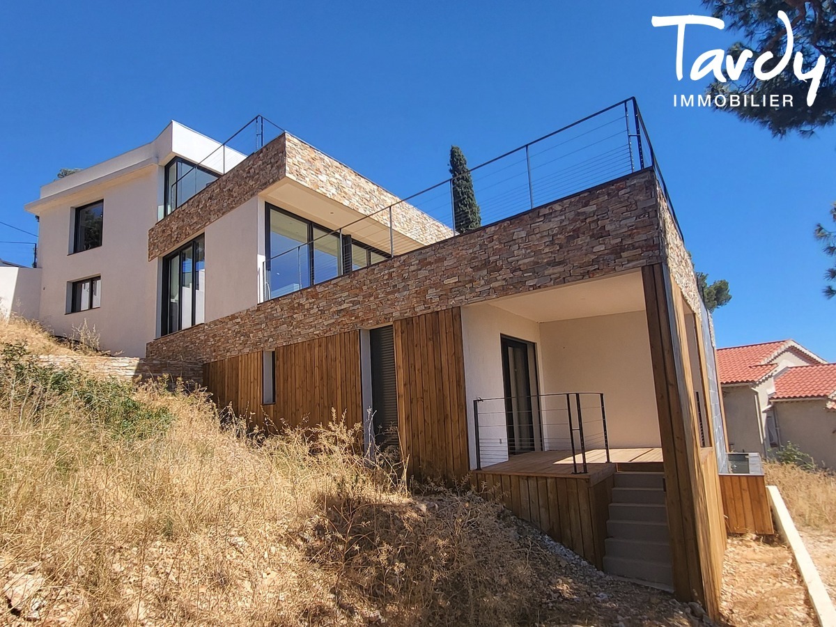 Villa récente contemporaine vue mer - 83200 TOULON - Toulon - Espace de vie lumineux ouvert sur la terrasse