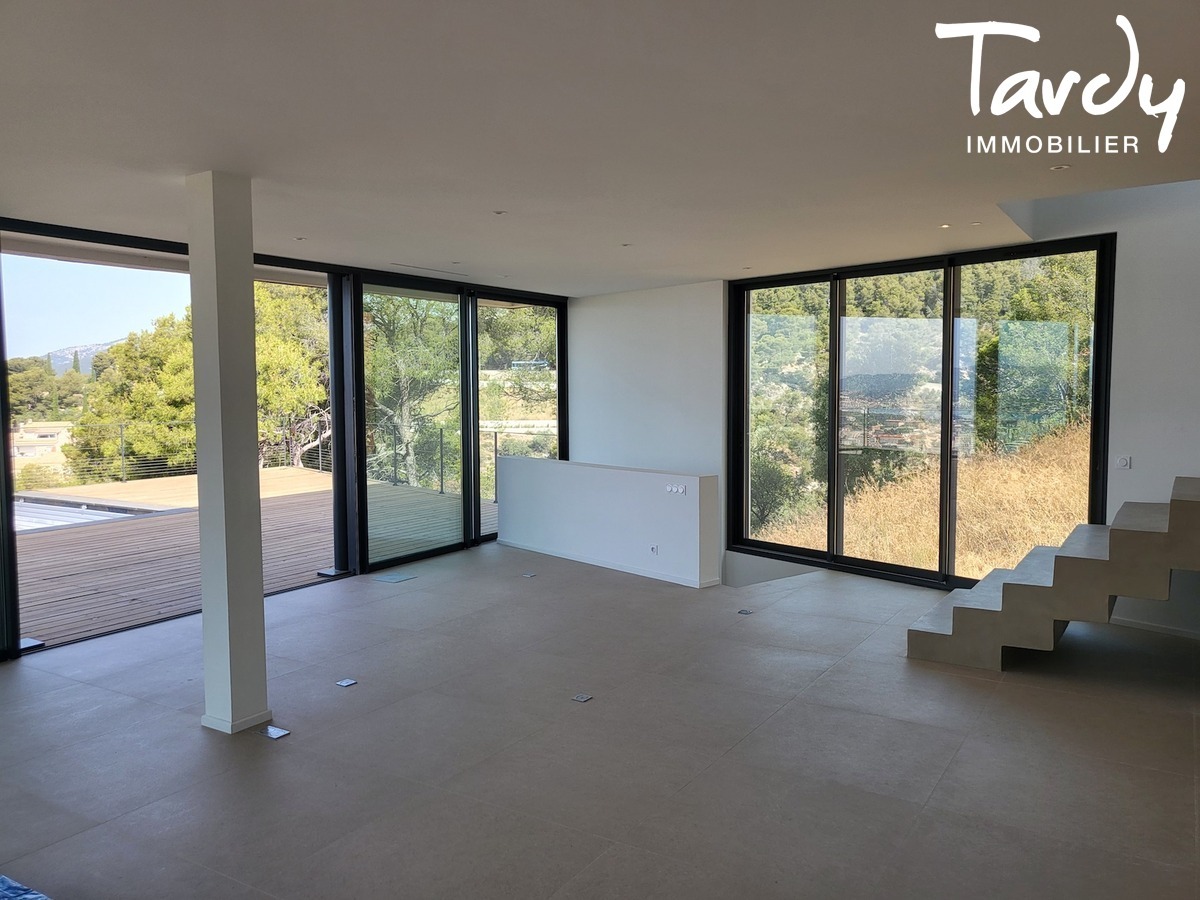Villa récente contemporaine vue mer - 83200 TOULON - Toulon - Salon/cuisine ceinturé de baies vitrées
