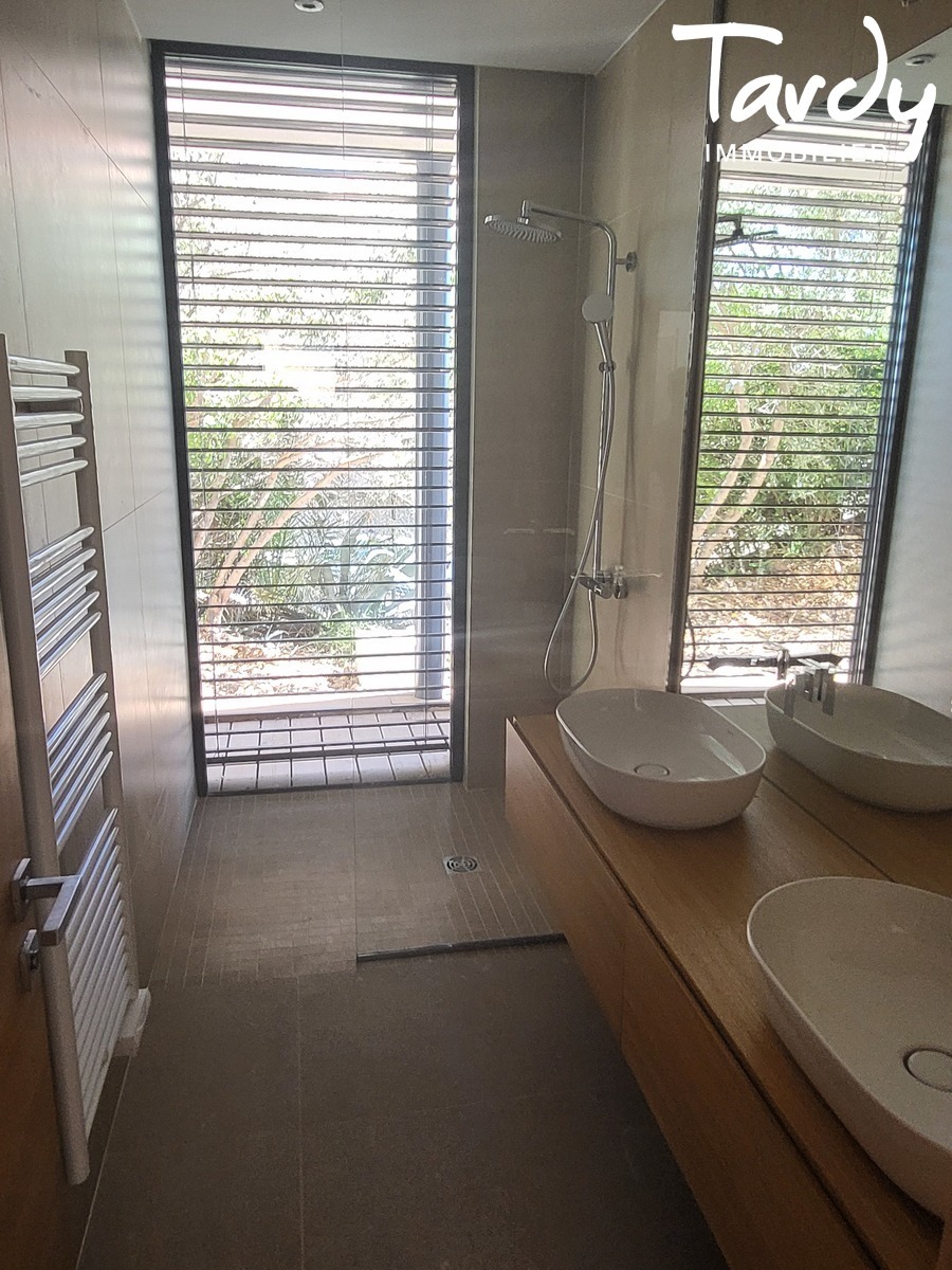 Villa récente contemporaine vue mer - 83200 TOULON - Toulon - Salle d'eau chambre d'ami.