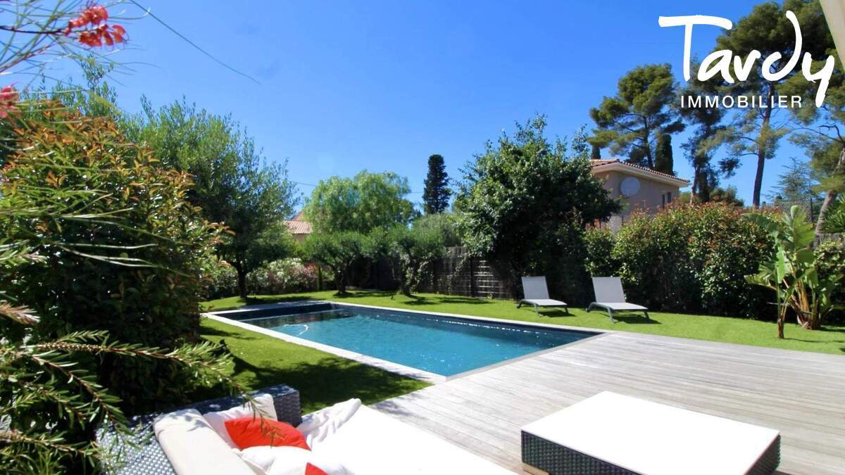 Villa contemporaine proche de la station balnaire - 83110 SANARY SUR MER  - Sanary-sur-Mer - Villa proche du centre de ville de SANARY SUR MER