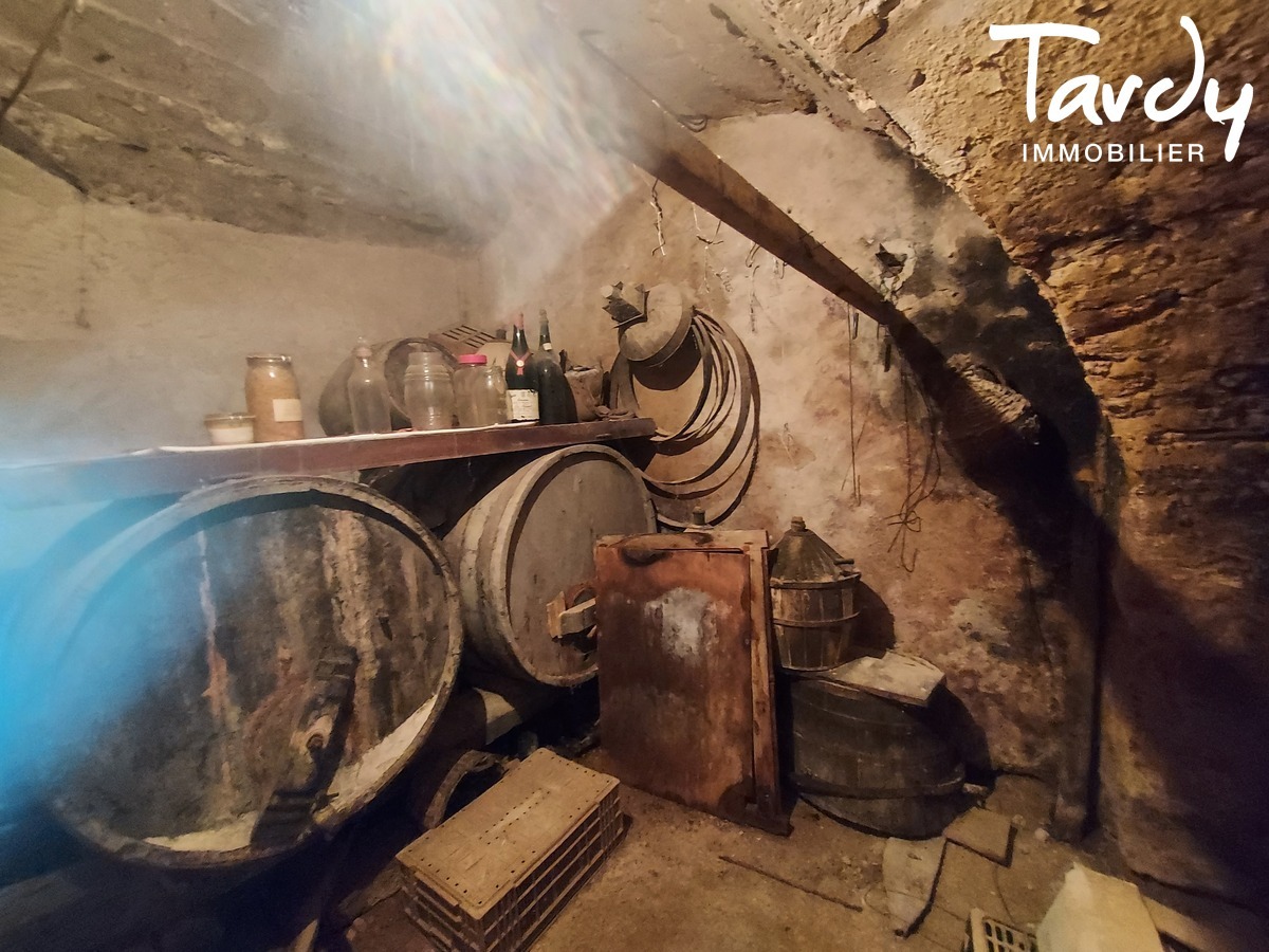 Proprit viticole - authentique mas ancien - 84120 MIRABEAU - Lourmarin
