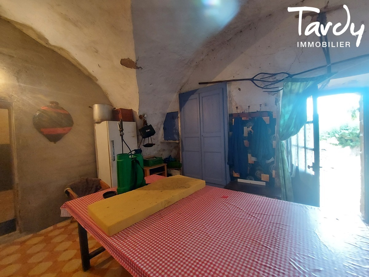 Proprit viticole - authentique mas ancien - 84120 MIRABEAU - Lourmarin