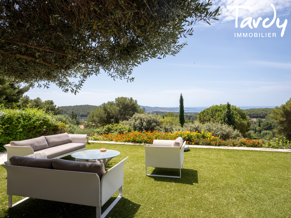 Villa plain pied, vue mer, terrain plat - 83110 SANARY-SUR-MER - Sanary-sur-Mer - Villa de plain pied avec vue mer sur terrain plat avec piscine Tardy immobilier