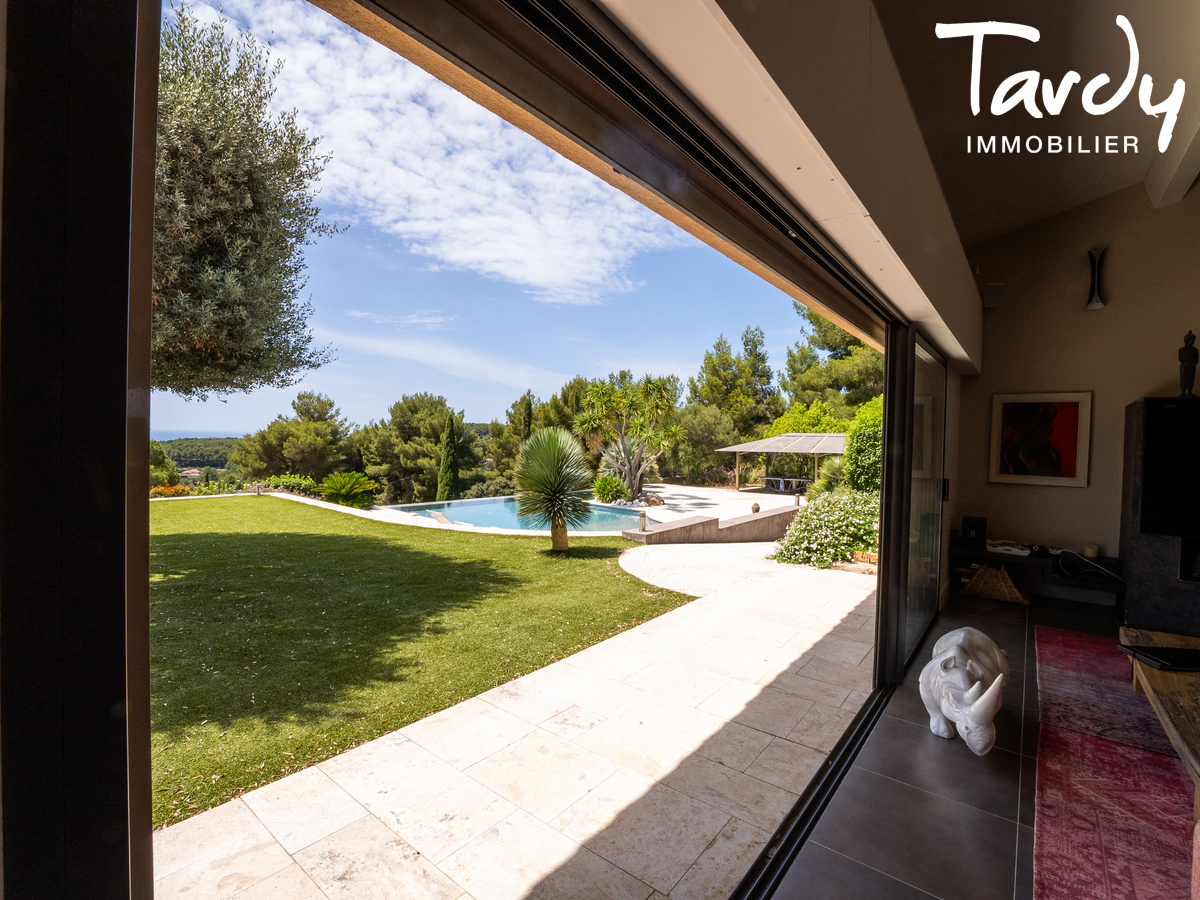 Villa plain pied, vue mer, terrain plat - 83110 SANARY-SUR-MER - Sanary-sur-Mer - Villa plain pied sur terrain plat avec vue mer  Sanary sur Mer, Tardy Immobilier