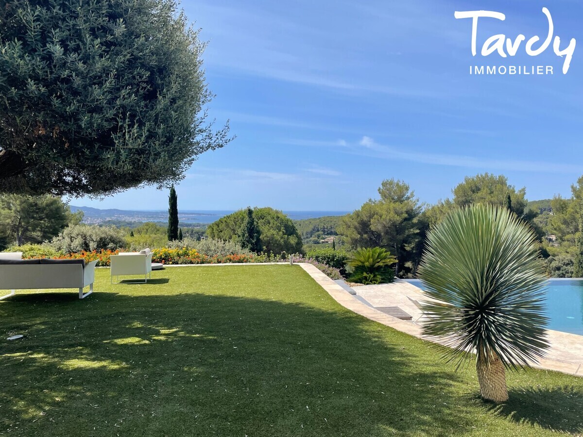 Villa plain pied, vue mer, terrain plat - 83110 SANARY-SUR-MER - Sanary-sur-Mer - Villa de plain pied vue mer sur terrain plat Tardy Immobilier