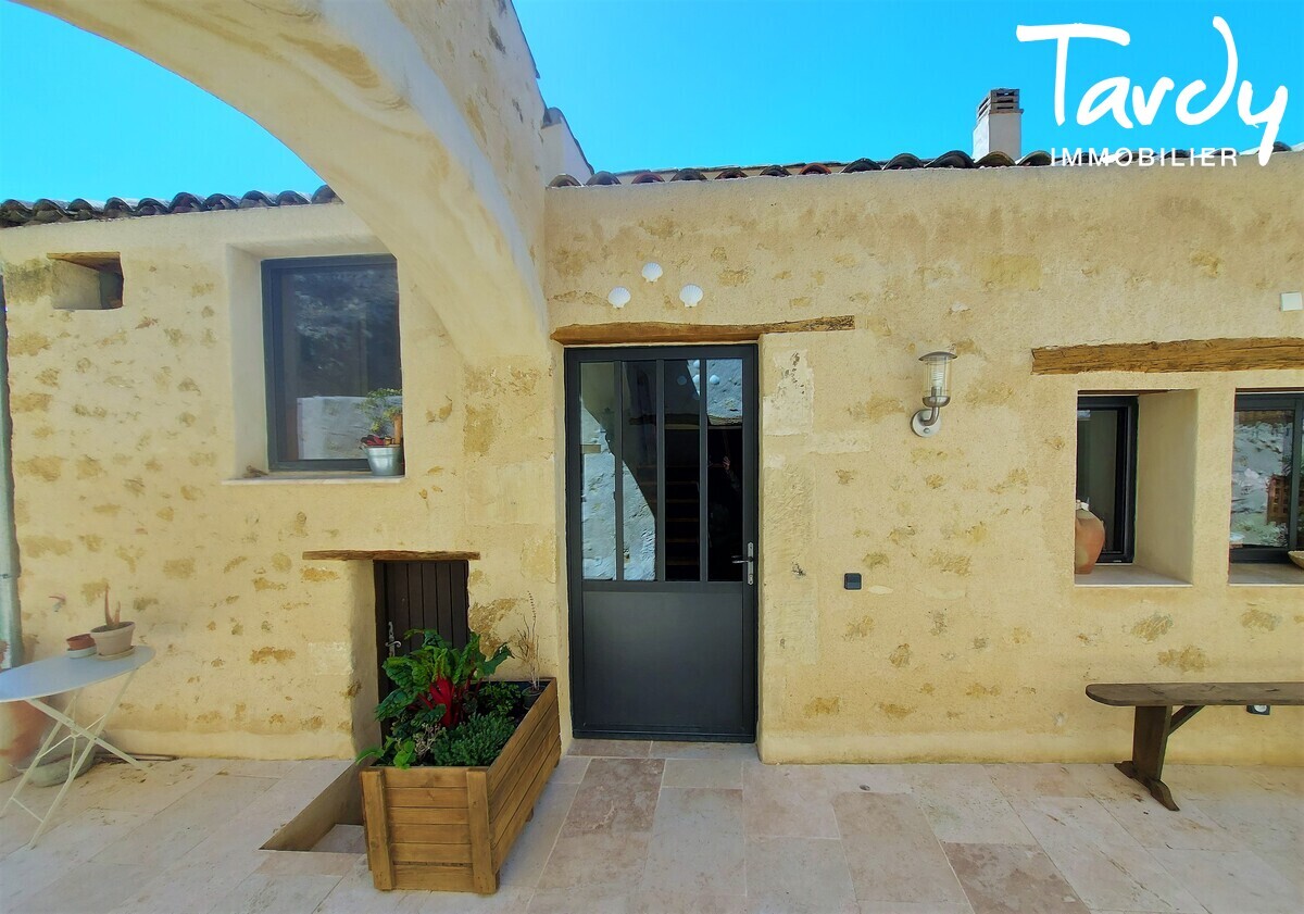Maison de village en pierre - Centre. Jardin et garage - 84160 VAUGINES - Lourmarin