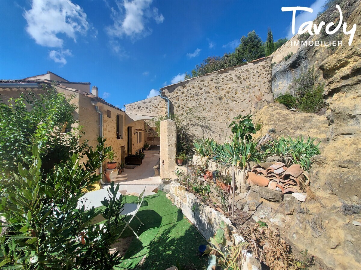 Maison de village en pierre - Centre. Jardin et garage - 84160 VAUGINES - Lourmarin