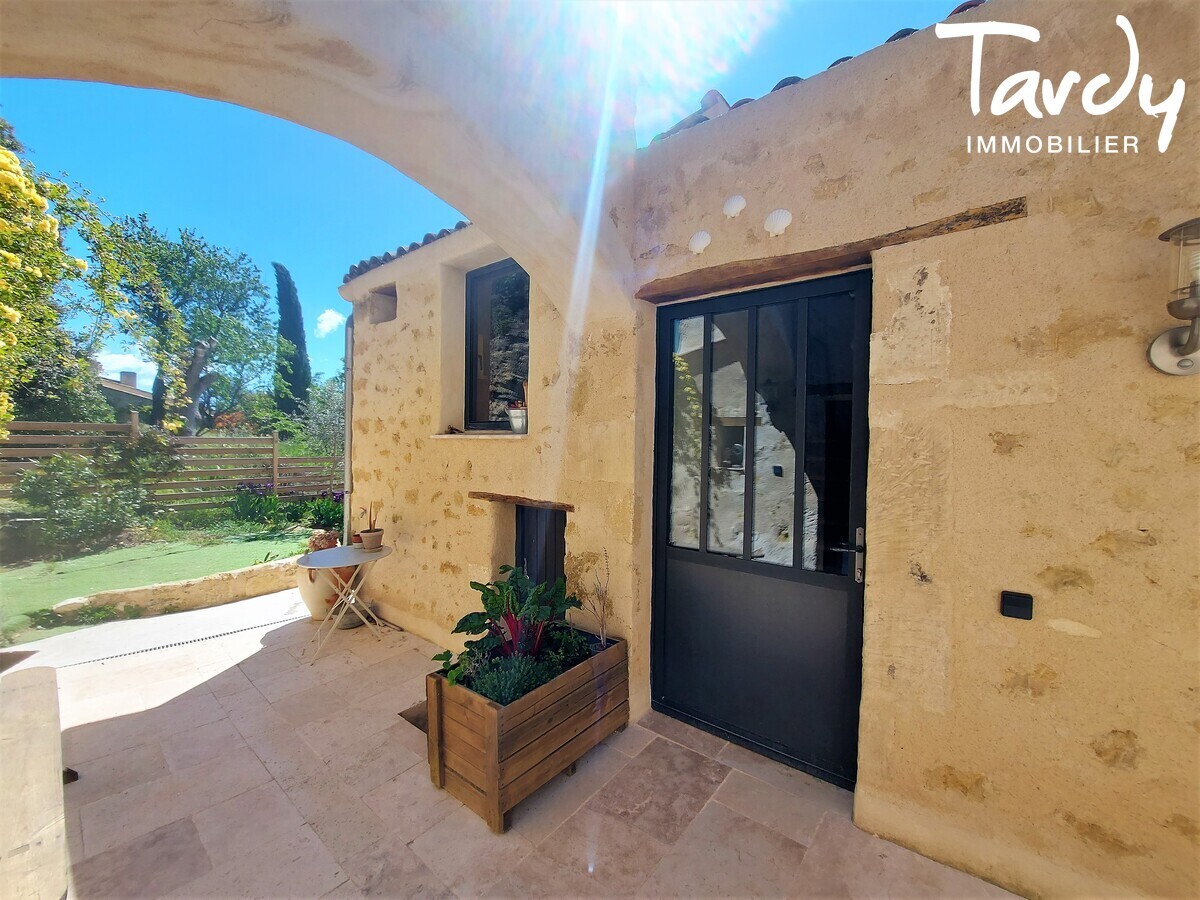 Maison de village en pierre - Centre. Jardin et garage - 84160 VAUGINES - Lourmarin