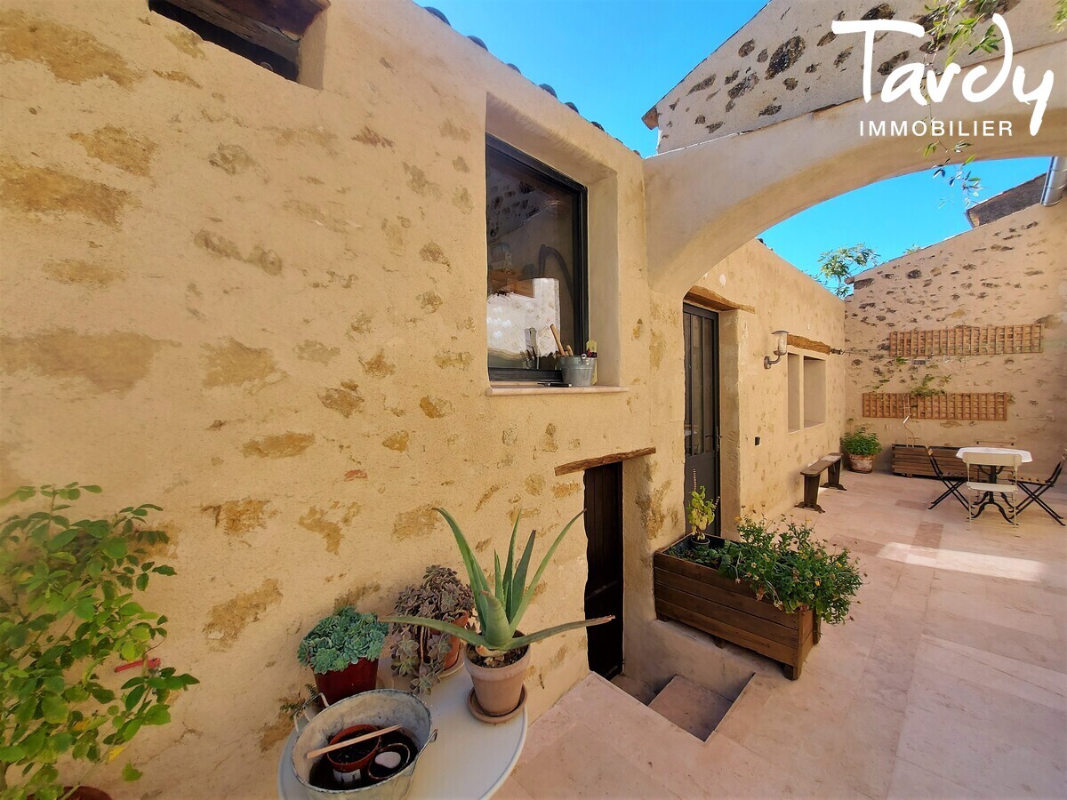 Maison de village en pierre - Centre. Jardin et garage - 84160 VAUGINES - Lourmarin - VAUGINES TARDY IMMOBILIER