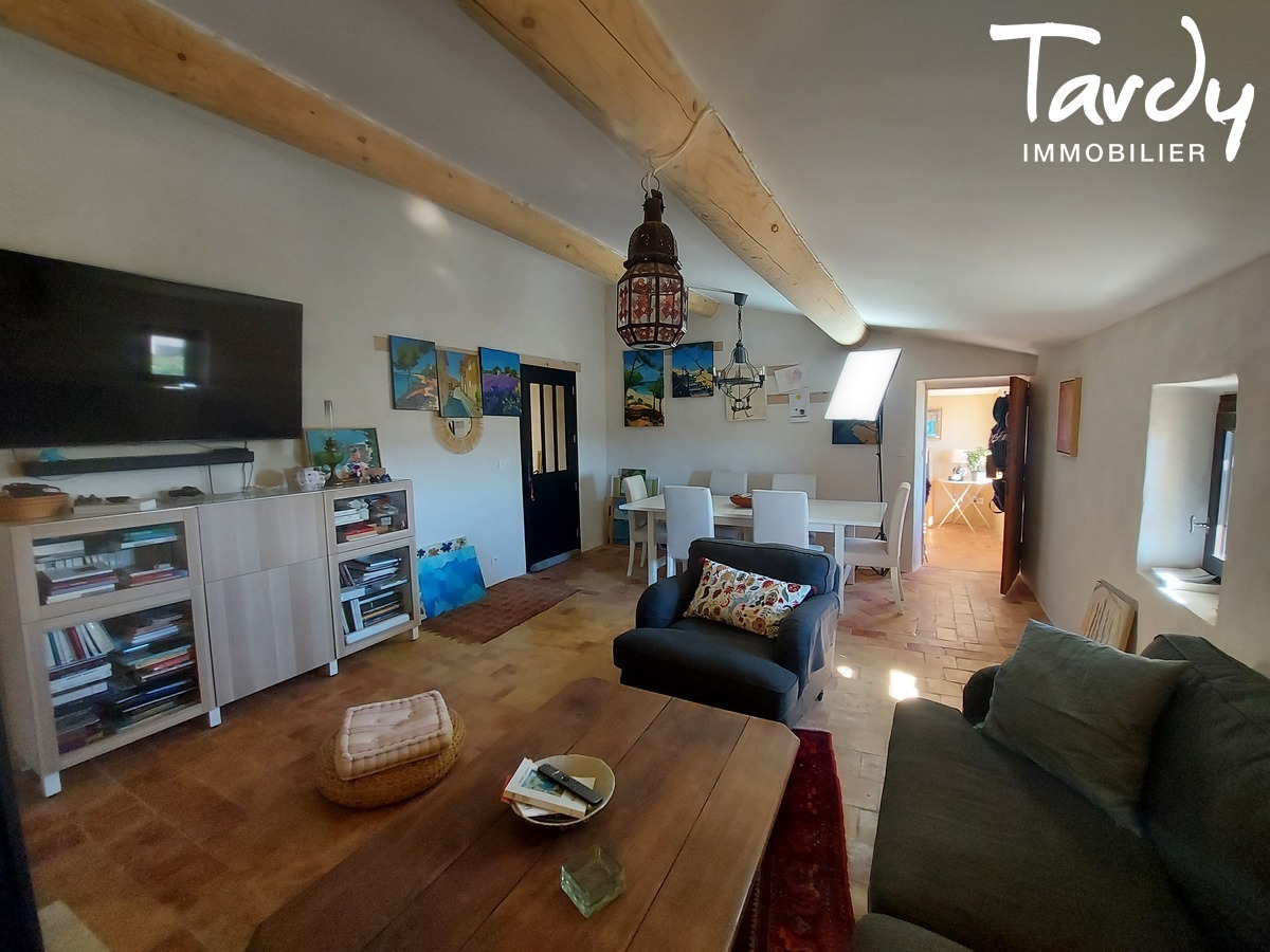 Maison de village en pierre - Centre. Jardin et garage - 84160 VAUGINES - Lourmarin