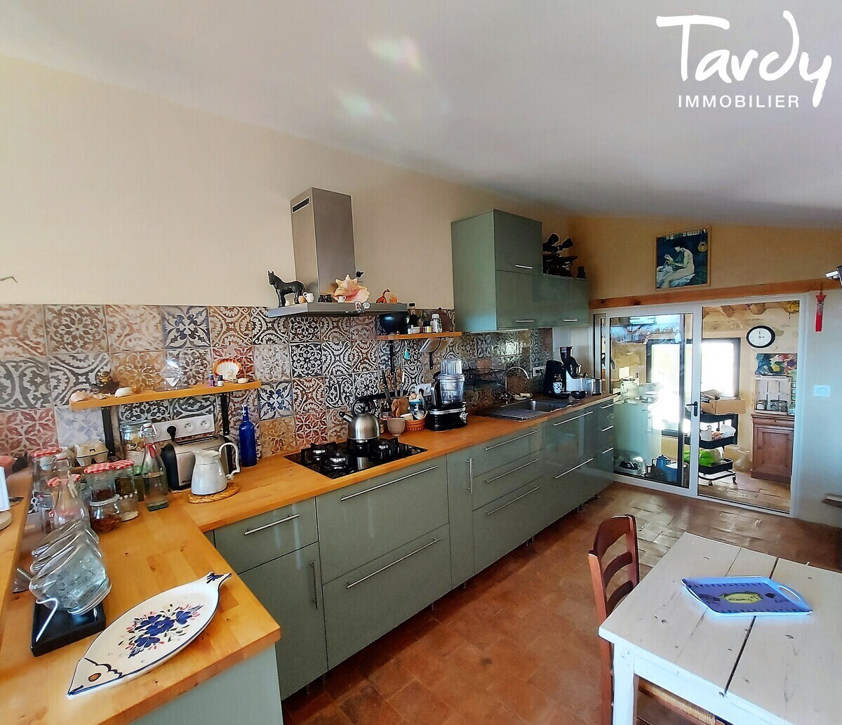 Maison de village en pierre - Centre. Jardin et garage - 84160 VAUGINES - Lourmarin