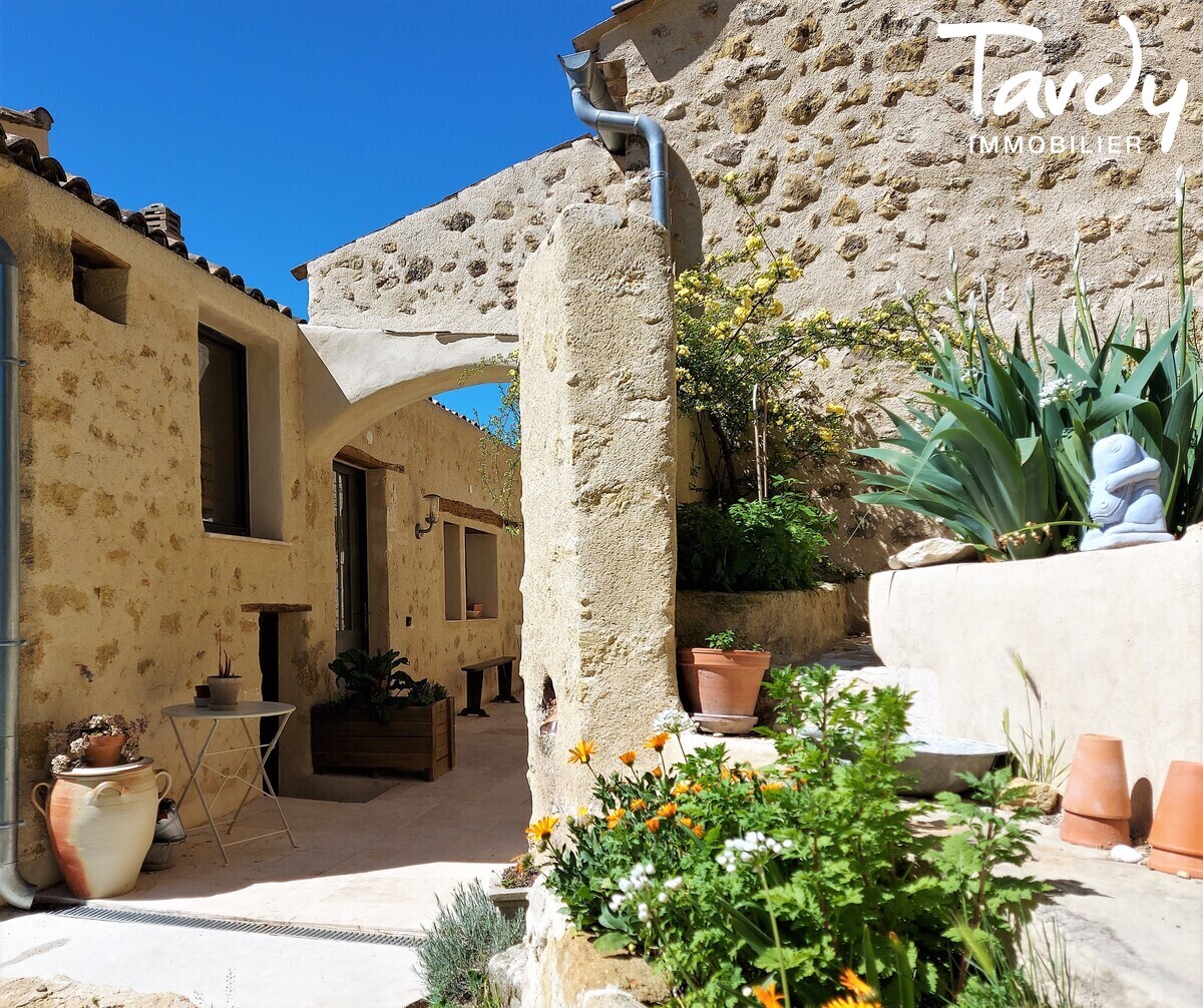 Maison de village en pierre - Centre. Jardin et garage - 84160 VAUGINES - Lourmarin - maison en pierre provhe Lourmarin