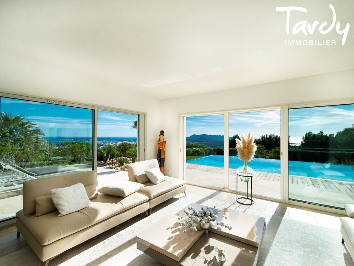 Plain-pied vue mer et collines, terrain plat - 83190 OLLIOULES - Sanary-sur-Mer - Plain pied contemporain tardy immobilier Ollioules