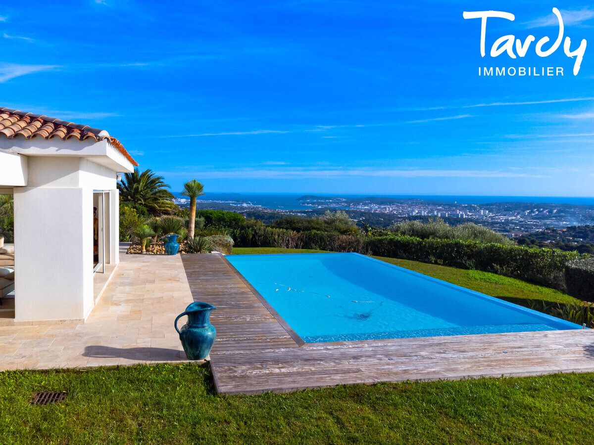 Plain-pied vue mer et collines, terrain plat - 83190 OLLIOULES - Sanary-sur-Mer - Villa plain-pied contemporaine vue mer