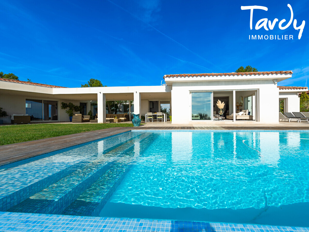 Plain-pied vue mer et collines, terrain plat - 83190 OLLIOULES - Sanary-sur-Mer - Villa contemporaine 83190 Ollioules Tardy Immobilier