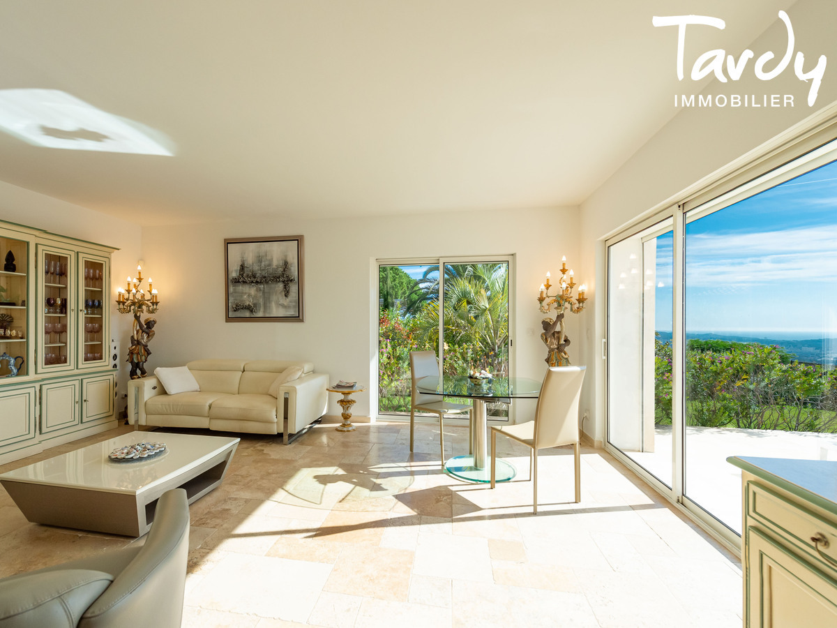 Plain-pied vue mer et collines, terrain plat - 83190 OLLIOULES - Sanary-sur-Mer - Villa vue mer contemporaine Tardy Immobilier