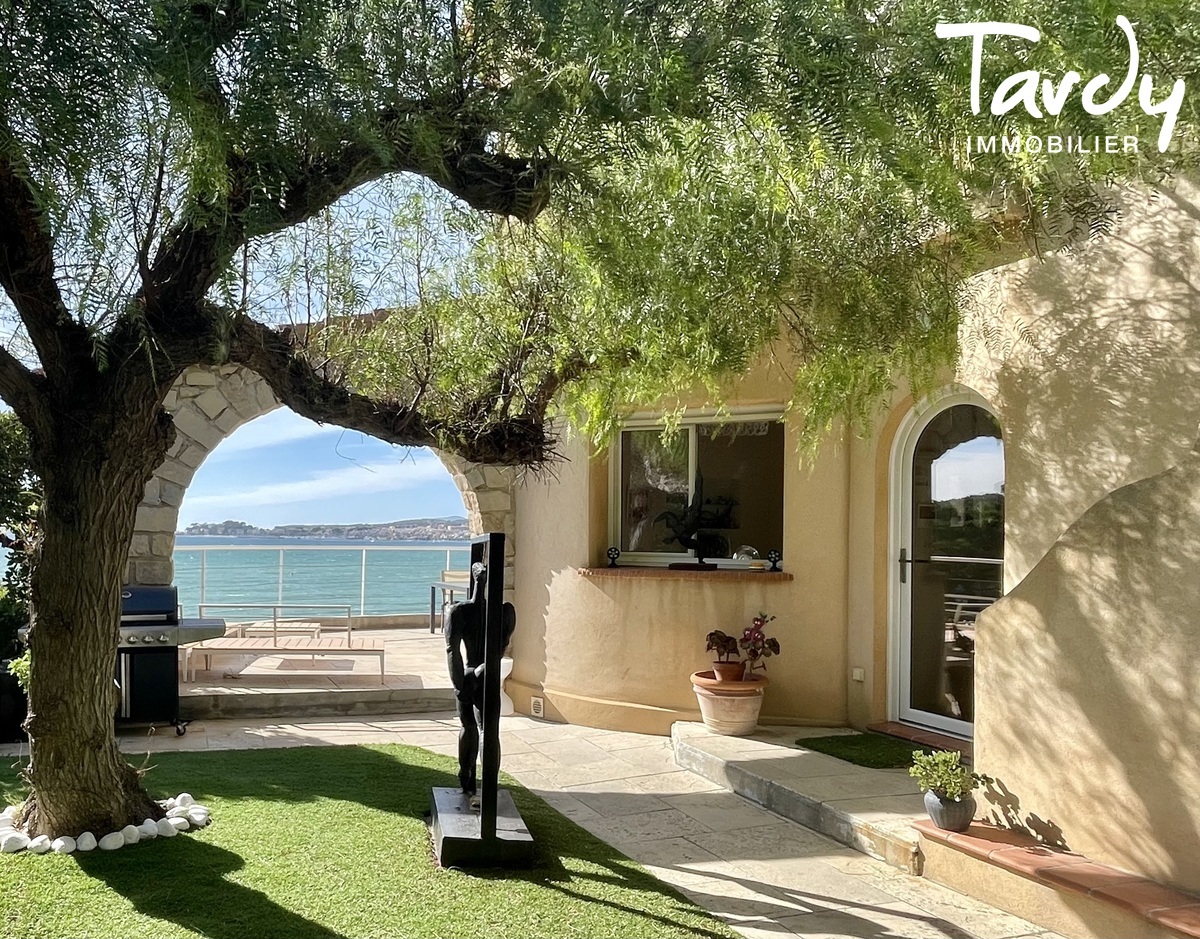 Villa pied dans leau - 83110 SANARY SUR MER - Sanary-sur-Mer