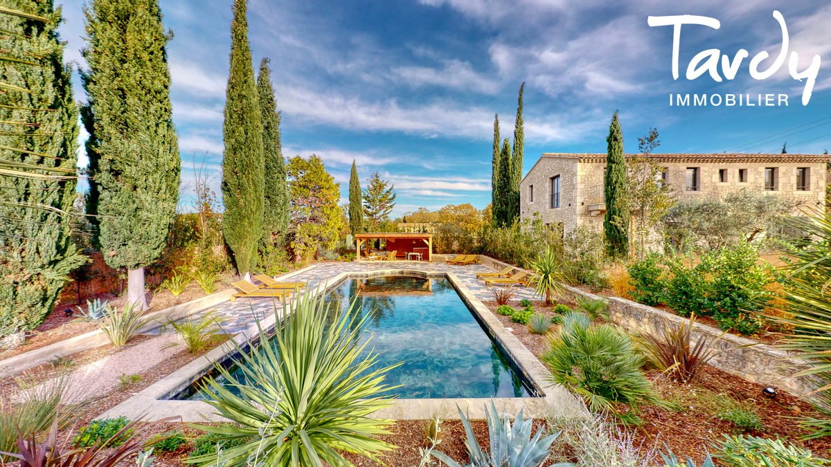 Mas contemporain , vue panoramique - 13810 EYGALIERES  - Eygalires - espace piscine vue sur les alpilles