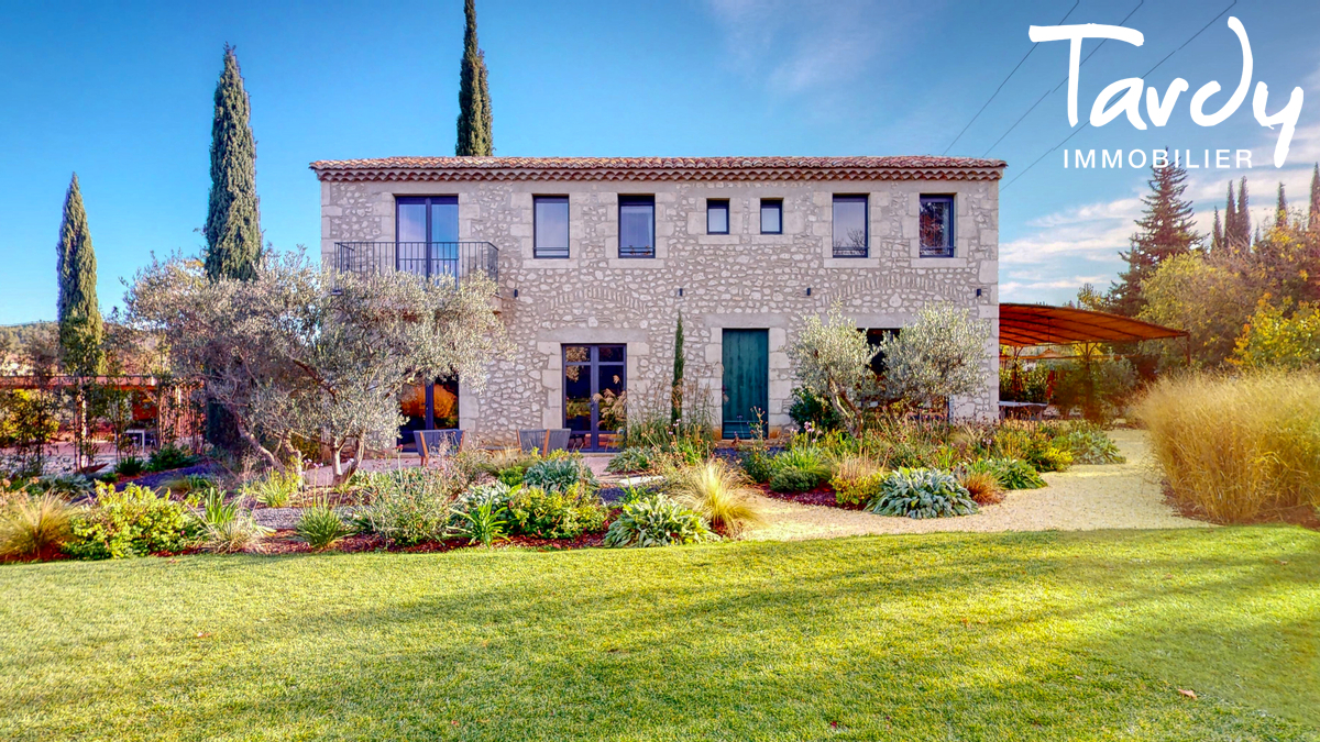 Mas contemporain , vue panoramique - 13810 EYGALIERES  - Eygalires - mas dans les alpilles