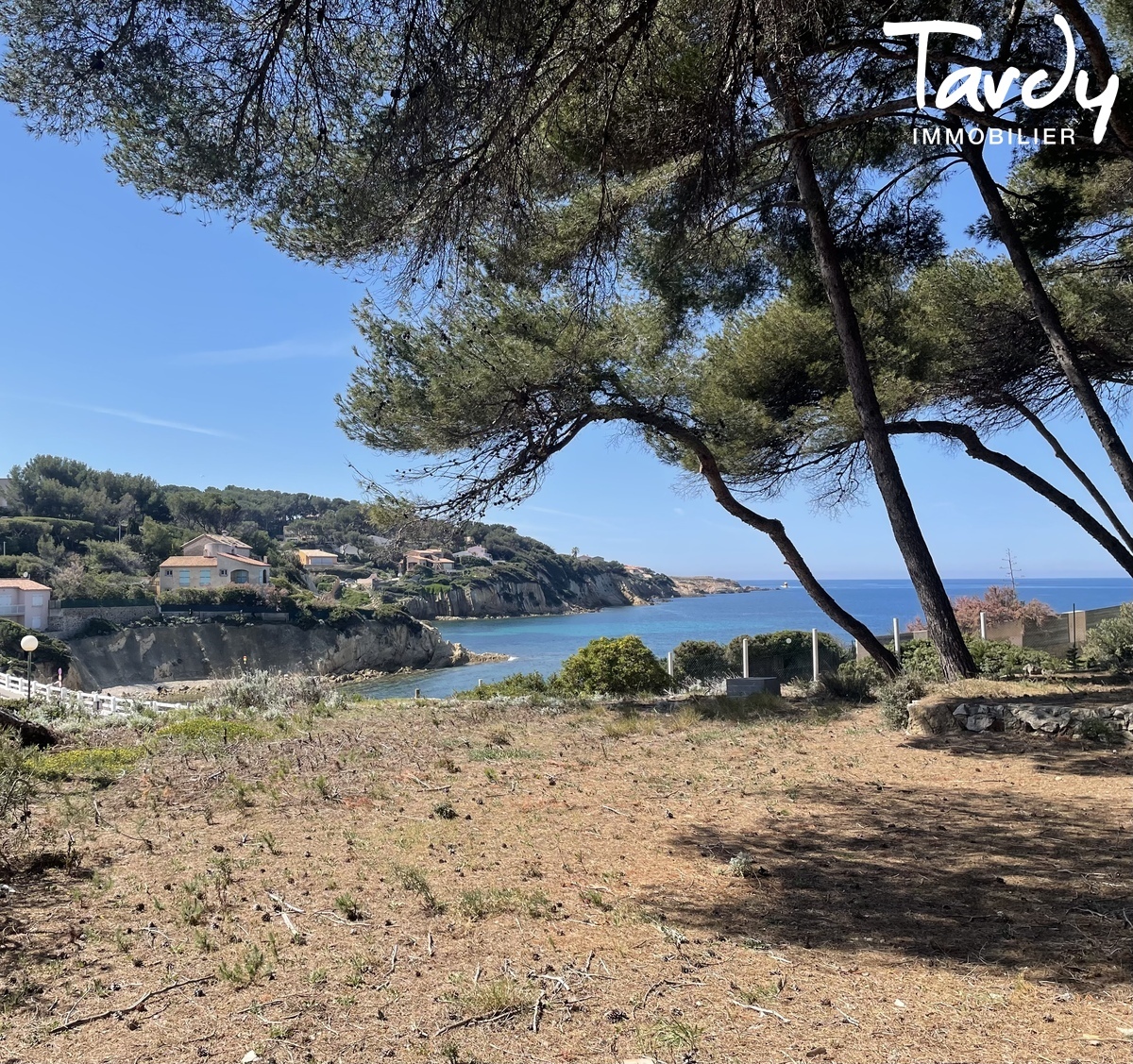 Terrain vue mer, plage de Beaucours et port  pieds - 83110 SANARY SUR MER  - Sanary-sur-Mer