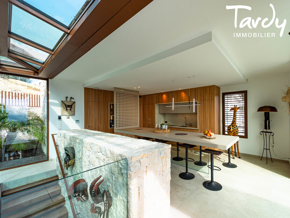 Villa vue mer en Investissement Parahtellerie - 83150 BANDOL  - Bandol - Cuisine Lumineuse Ouverte sur la Terrasse