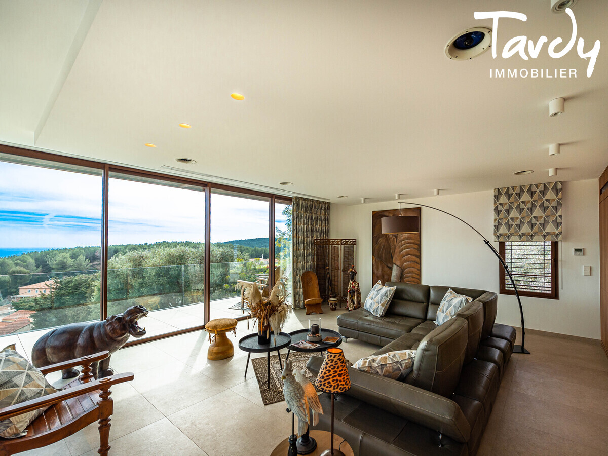 Villa vue mer en Investissement Parahtellerie - 83150 BANDOL  - Bandol - Bien d'Exception  la Dcoration Soigne