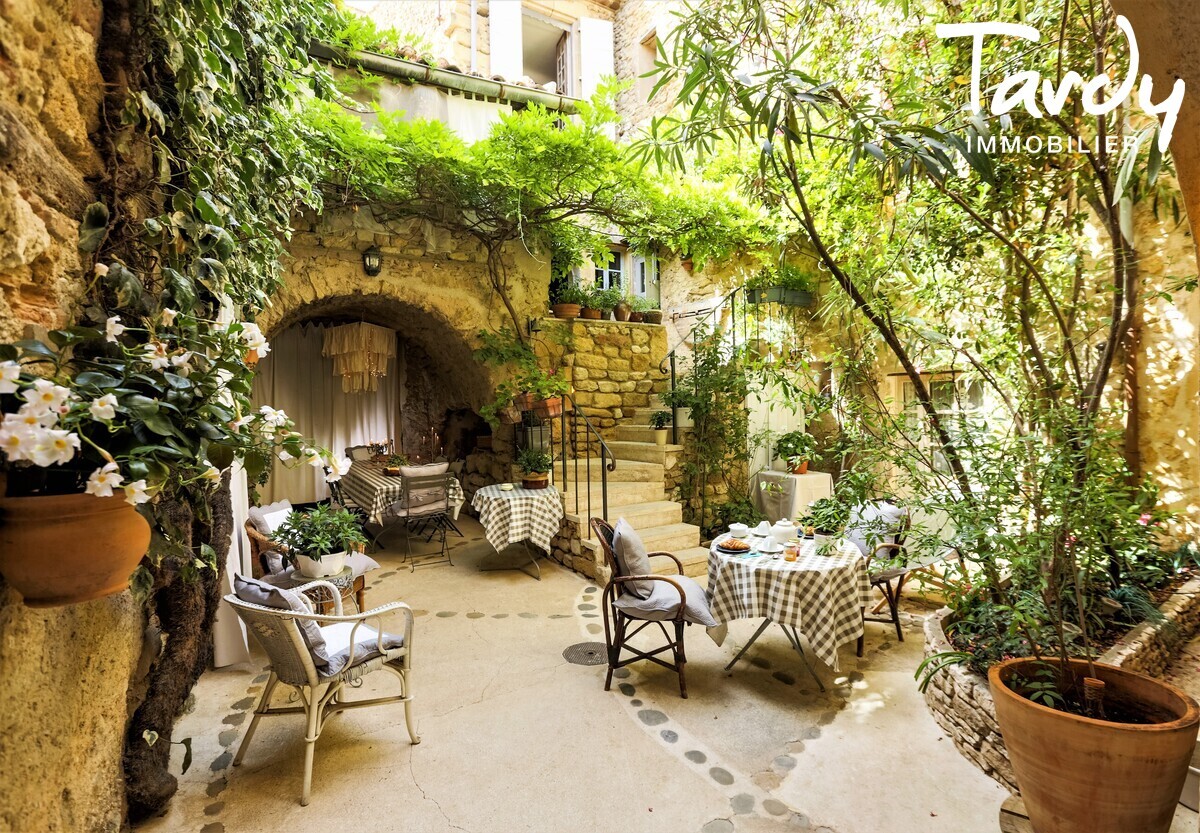 Maison en pierre - centre village - 84160 LOURMARIN - Lourmarin