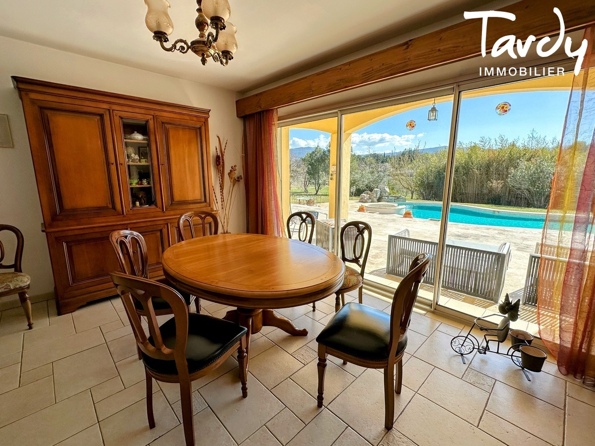 Belle maison Provenale - vue dgage - 13100 AIX EN PROVENCE - Aix-en-Provence - Salle  manger baies  galandage dedans dehors